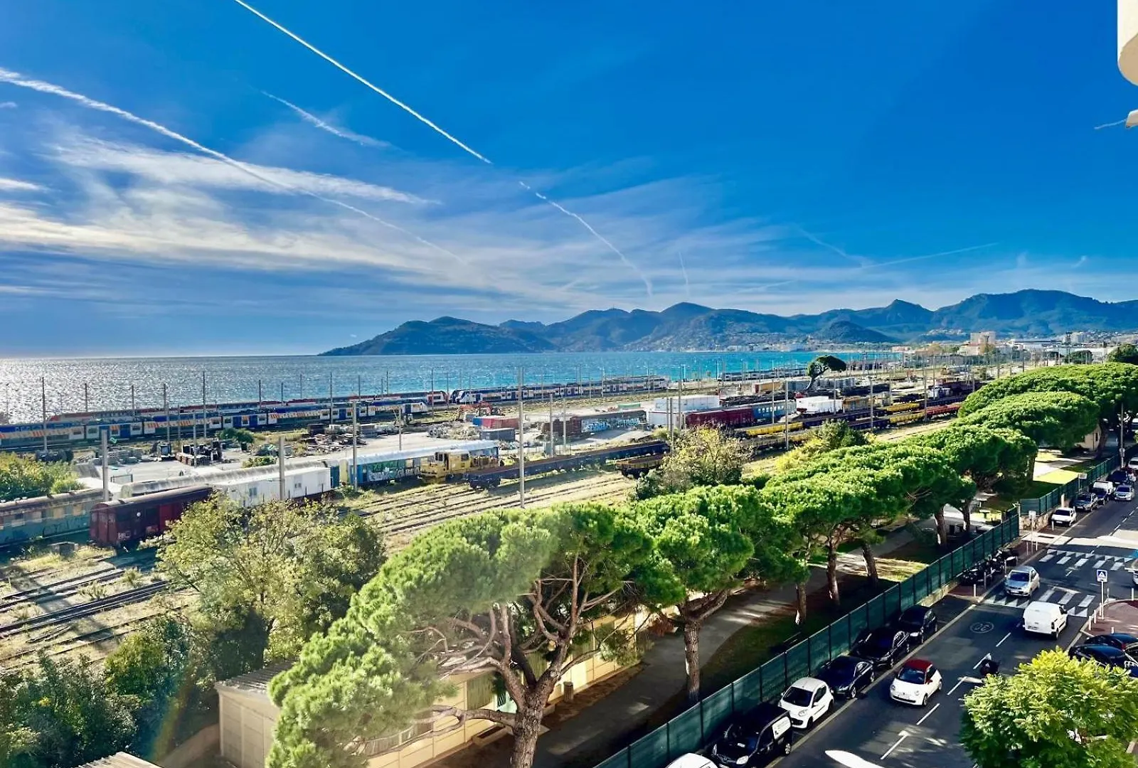 L'Eburneen Yourhosthelper Cannes Francie
